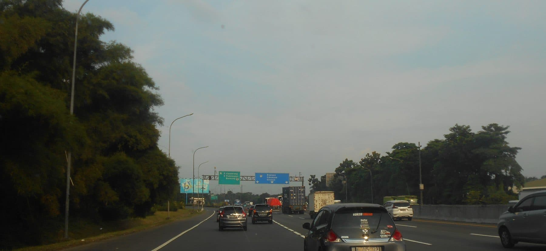 Jalan tol dengan rambu gantung bertuliskan arah Cipularang, Padaleunyi, Bandung, serta Dawuan, Cikampek, Cirebon.